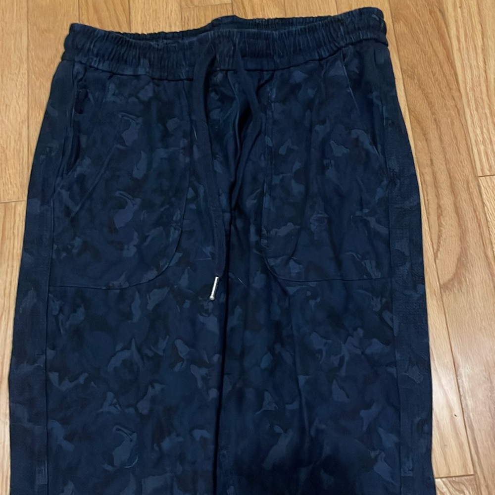 ATHLETA camo joggers size 6 (30/27)